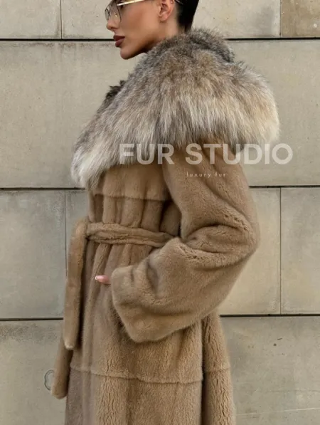 Шуба из норки Caramel с капюшоном из меха рыси - фото 6