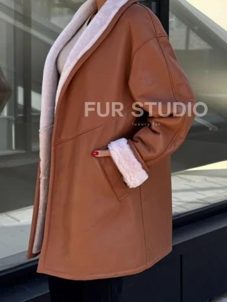 Женская дублёнка на запах с поясом - цвет кэмел - фото 2