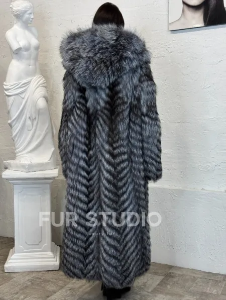 Длинная шуба с капюшоном из натуральной лисы Silver Fox Fur в росшив - фото 4