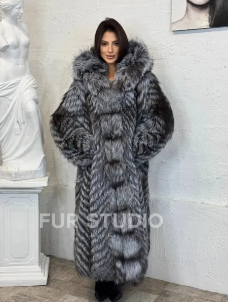 Длинная шуба с капюшоном из натуральной лисы Silver Fox Fur в росшив - фото 6