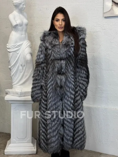 Длинная шуба с капюшоном из натуральной лисы Silver Fox Fur в росшив - фото 0