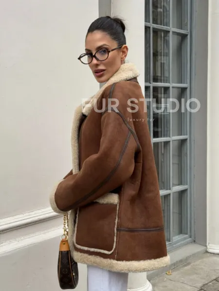 Современная коричневая дубленка из меха кёрли «Casual style» - фото 11