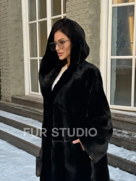 Шуба кимоно с капюшоном черного цвета из скандинавской норки Saga Furs - фото 2