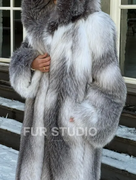 Длинная шуба из меха Arctic Fox с капюшоном, росшив - серая - фото 3