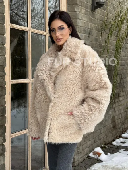 Светлая короткая шуба из испанской овчины - фото 10