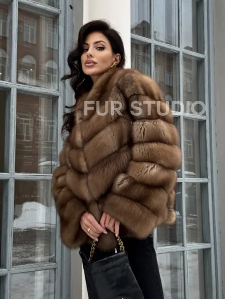 Шуба из меха куницы с V-образным воротником - фото 9