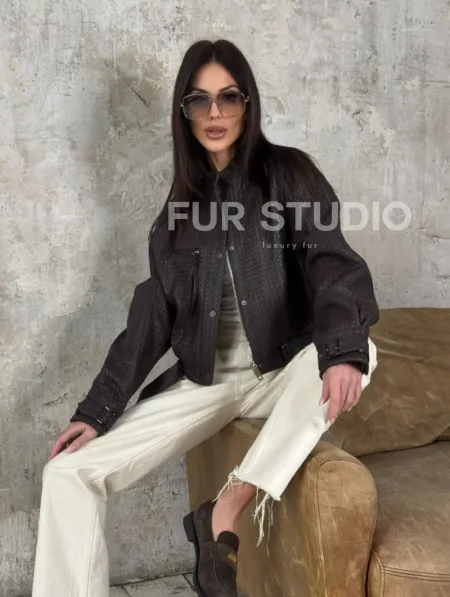 Женский бомбер из натуральной плетёной кожи - фото 10