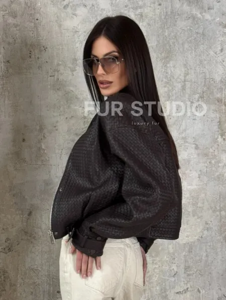 Женский бомбер из натуральной плетёной кожи - фото 4