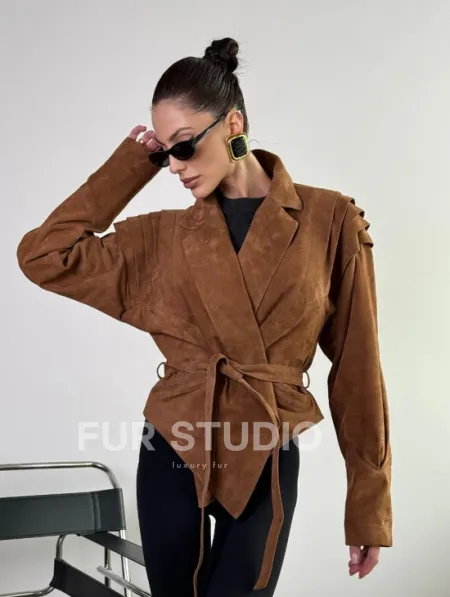 Модная приталенная куртка с плечиками - крылышками из замши Camel - фото 4