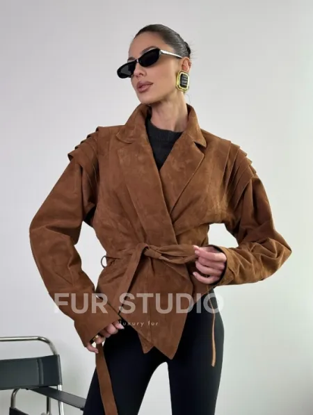Модная приталенная куртка с плечиками - крылышками из замши Camel - фото 3