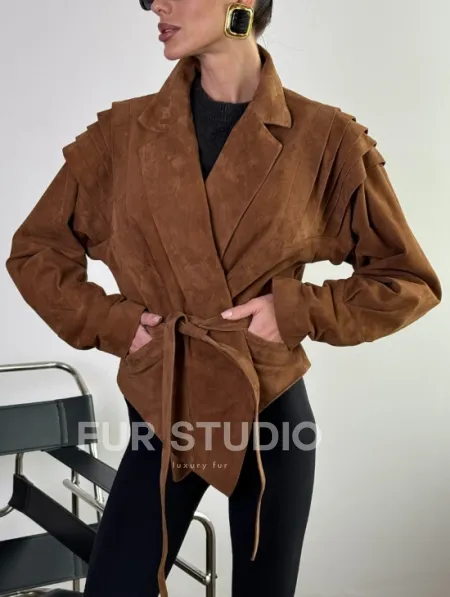 Модная приталенная куртка с плечиками - крылышками из замши Camel - фото 2
