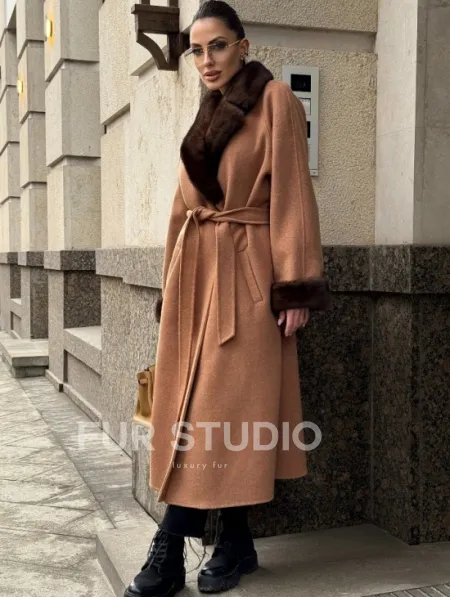 Длинное демисезонное пальто с отделкой из меха норки - фото 4