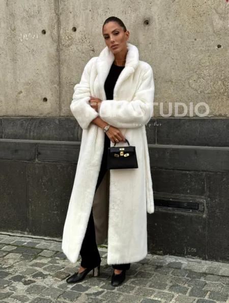 Длинная белая норковая шуба - фото 12