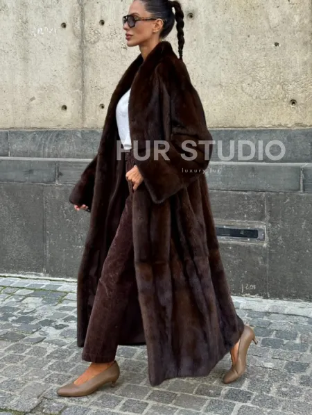 Эффектная норковая шуба цвета 