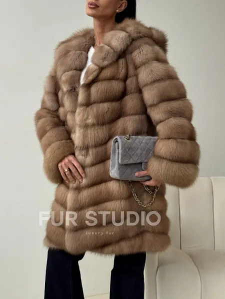 Шуба из куницы с капюшоном в цвете тор-тор - фото 4