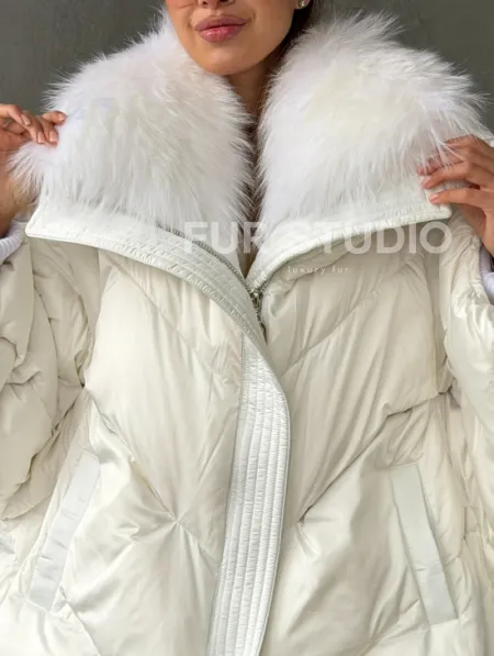 Белый зимний пуховик с мехом - фото 1