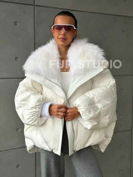 Белый зимний пуховик с мехом - фото 8