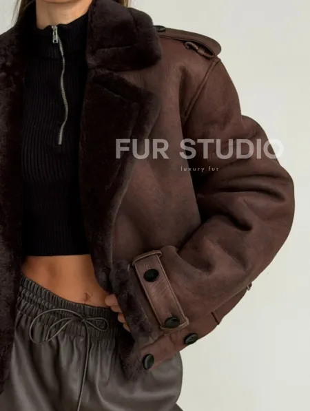 Двубортная короткая дубленка - фото 1