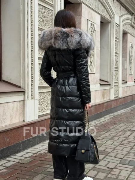 Чёрное пуховое пальто с меховым капюшоном из чернобурки - фото 12