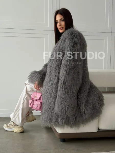 Удлиненная серая шуба из ламы - фото 13