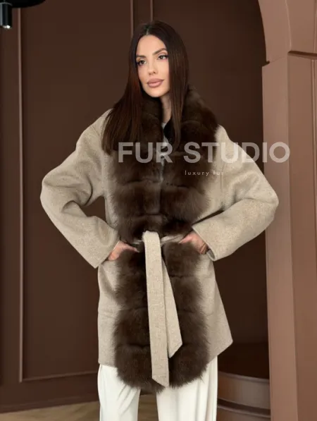 Пальто с отделкой из меха песца - фото 13