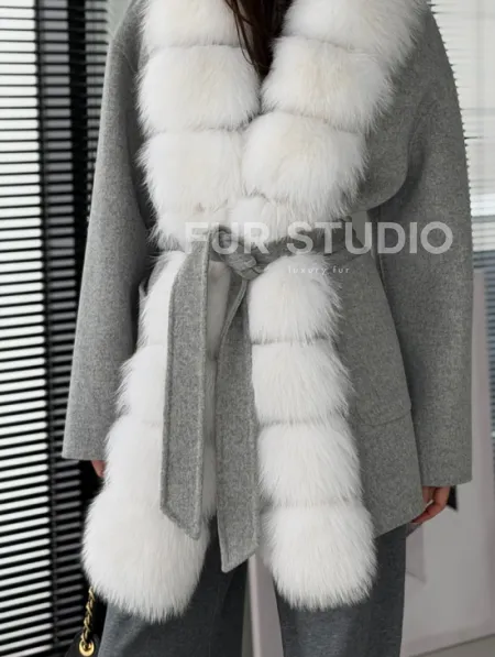 Серое пальто с меховым воротником - фото 2