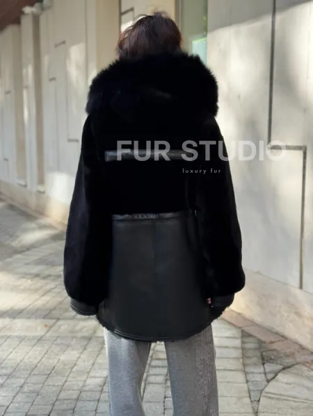 Черная дубленка с капюшоном - фото 5