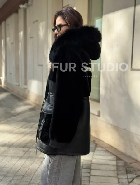 Черная дубленка с капюшоном - фото 7