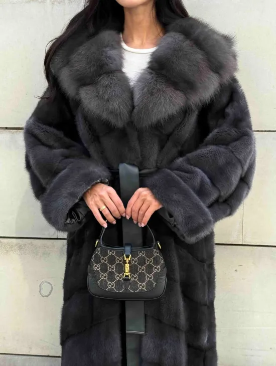 Длинная норковая шуба с капюшоном из меха куницы - цвет графит - фото 5