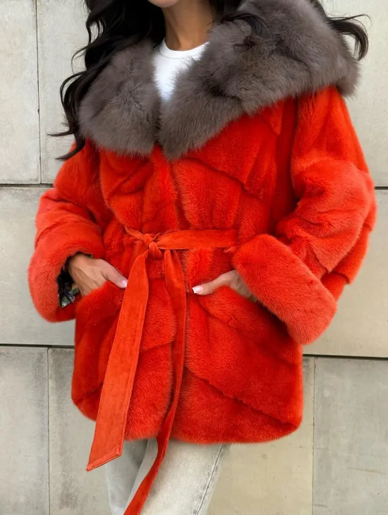 Шуба из меха норки цвета Grenadine (оранжевый) с капюшоном из меха куницы - фото 4