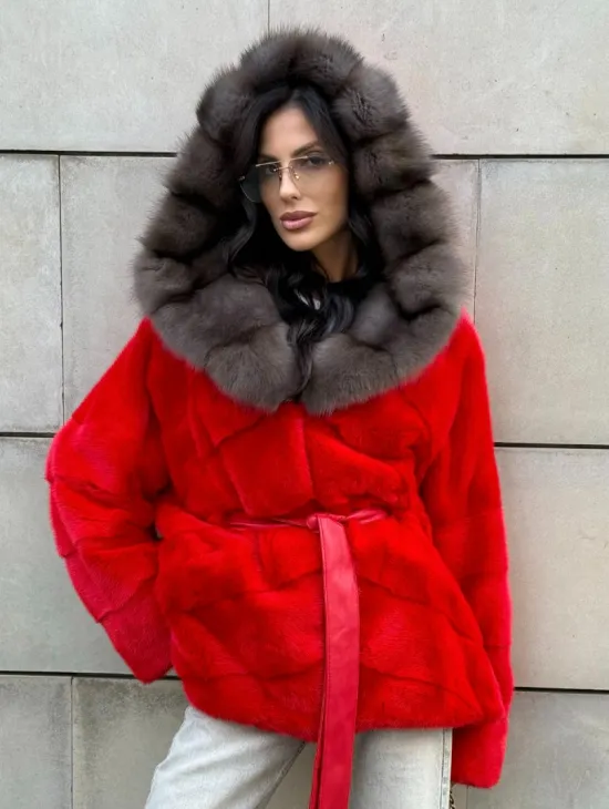 Полушубок из меха норки с капюшоном из куницы в карминовом цвете (красный) - фото 0
