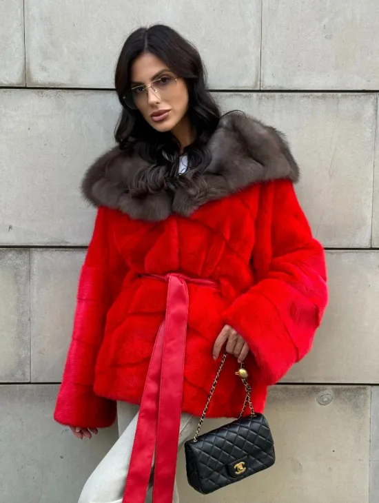Полушубок из меха норки с капюшоном из куницы в карминовом цвете (красный) - фото 11