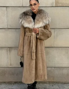 Шуба из норки Caramel с капюшоном из меха рыси - фото 9