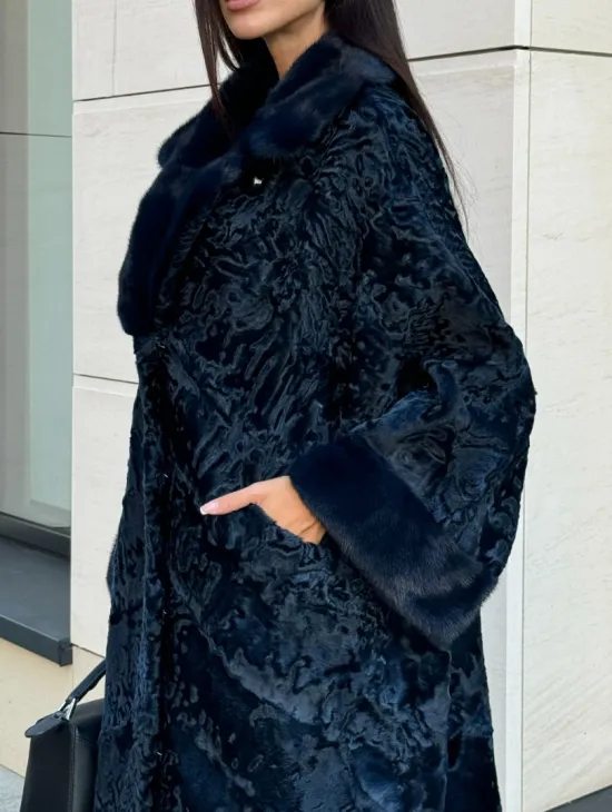 Шуба из каракуля Indigo Blue с отделкой из меха норки, фасон кокон - фото 1