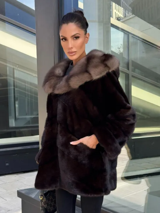 Шуба автоледи из меха норки с капюшоном куницы - шоколад - фото 0