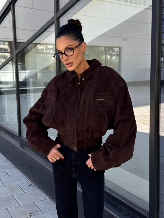 Женская короткая натуральная замшевая куртка - цвет коричневый - фото 9