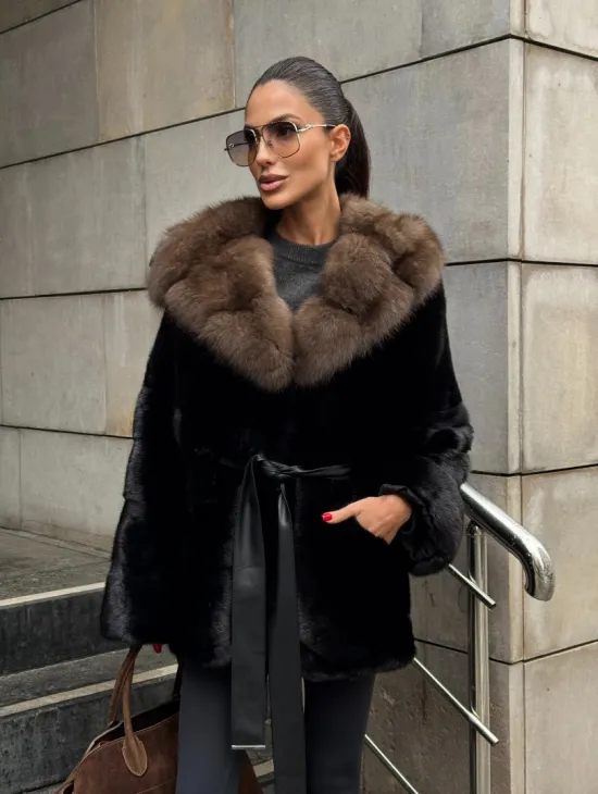 Шуба автоледи из норки Black с потайным поясом и капюшоном из меха куницы - фото 7