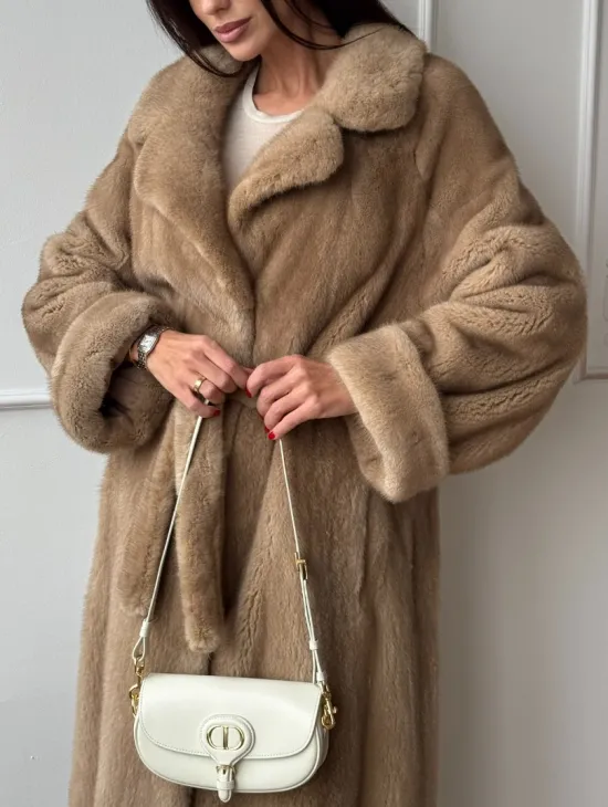 Длинная модная шуба кимоно из меха скандинавской норки со шлицей - фото 2