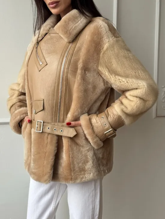 Трендовая куртка - дубленка из натурального меха мериноса и норки на рукавах - фото 6