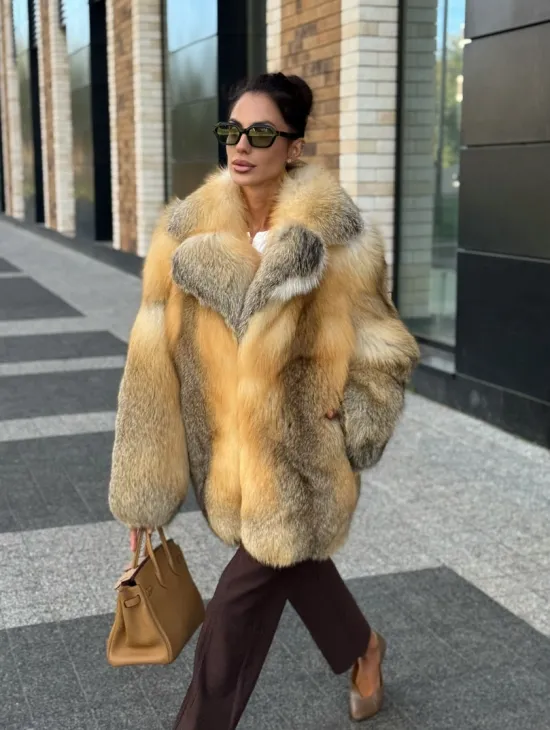 Золотистая шуба из натурального меха лисы цельные пластины - фото 13
