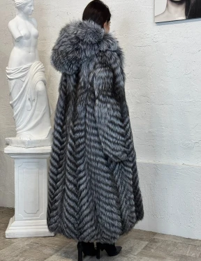 Длинная шуба с капюшоном из натуральной лисы Silver Fox Fur в росшив - фото 5