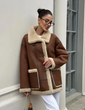 Современная коричневая дубленка из меха кёрли «Casual style» - фото 14