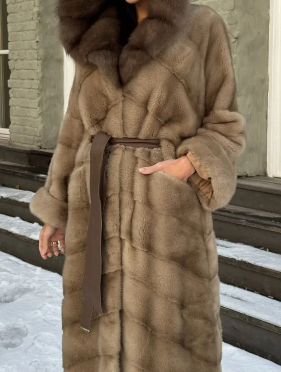 Длинная норковая шуба в цвете пастель с капюшоном из натуральной куницы - фото 1