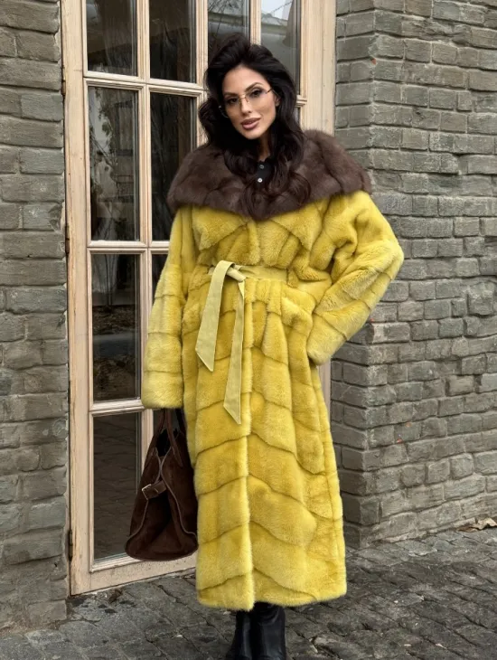 Женская длинная шуба из норки желтого цвета с капюшоном из меха куницы - фото 9