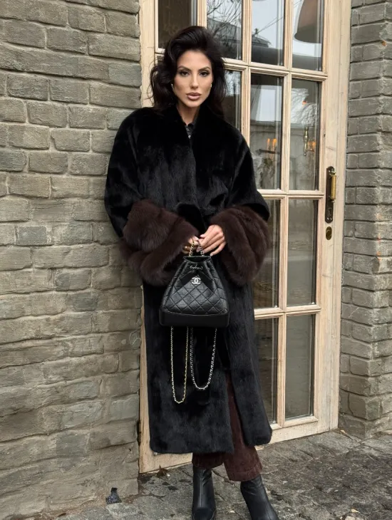 Шикарная черная норковая шуба с меховыми манжетами из куницы - фото 5