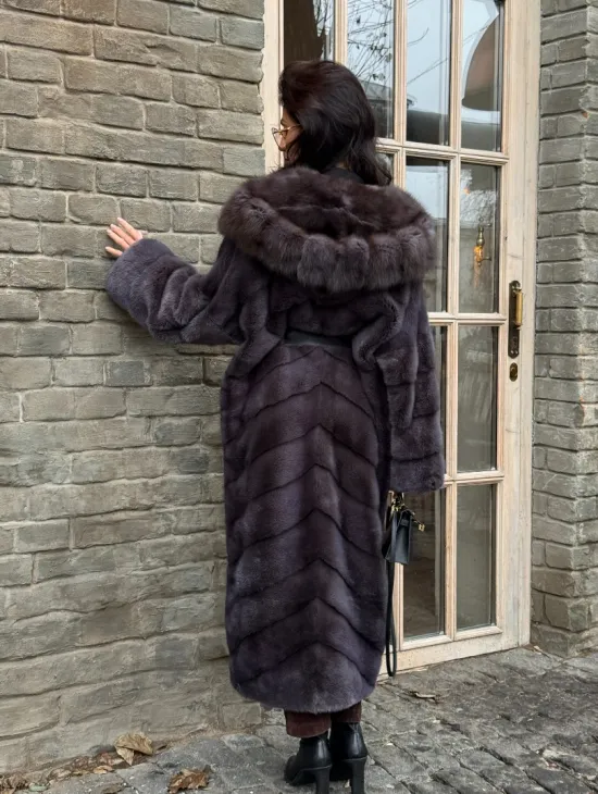 Удлиненная шуба из меха норки с капюшоном куница - фото 9