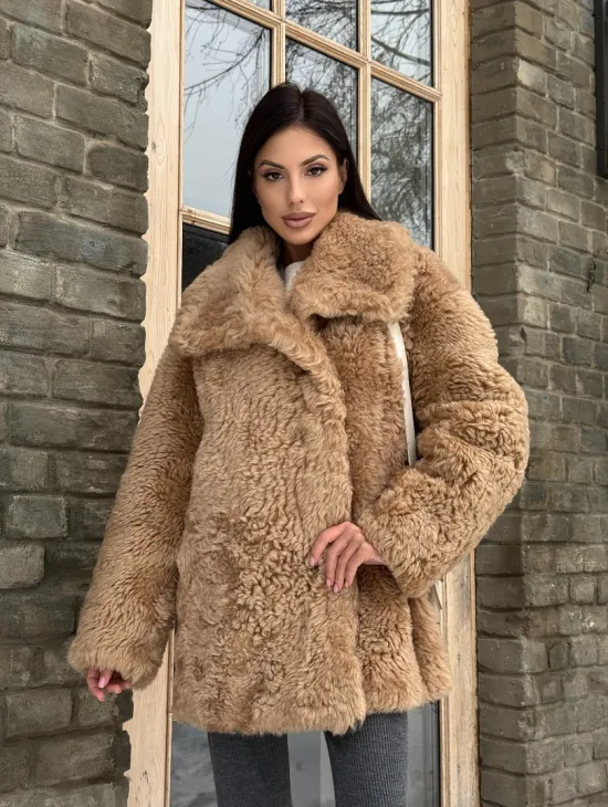 Шуба - дубленка из овчины в бежевом цвете - фото 0