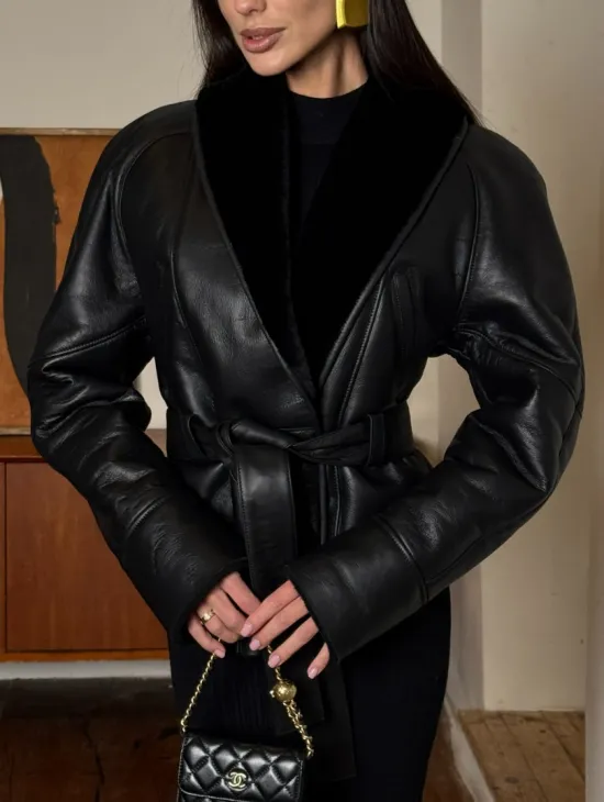 Зимняя женская короткая куртка на запах с поясом из натуральной овчины - фото 3