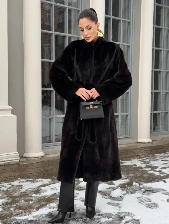 Шуба из аукционного меха норки SAGA FURS в натуральном коричневом цвете - фото 7