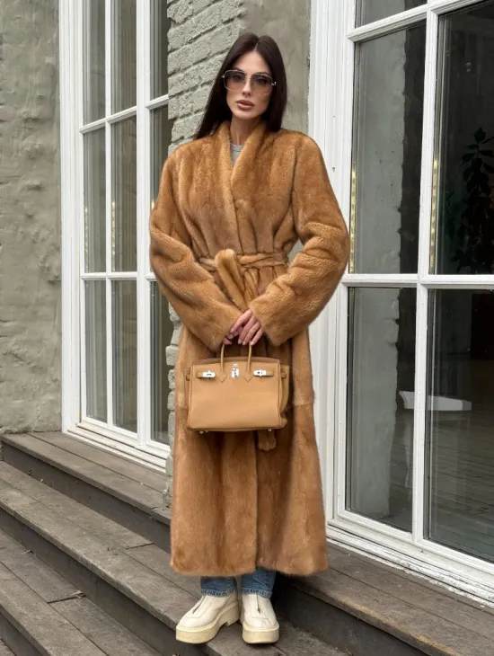 Шуба из норки «Gold» в классической выкладке с V-образным воротником и поясом - фото 3